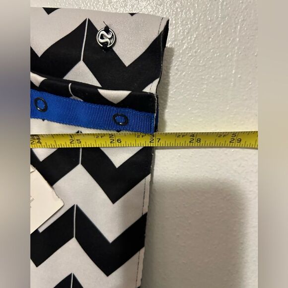 NWT Lululemon Vinyasa Scarf Luon Light
Arrow Chevron White Black / Black - Picture 10 of 11